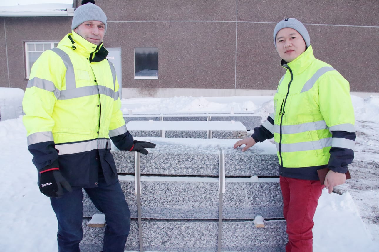Nordic Outdoor Stone Oy:stä controller Juha Korhonen ja OK Graniitti Oy:stä general manager Fu Jianbin tehtaalla Oulaisissa.