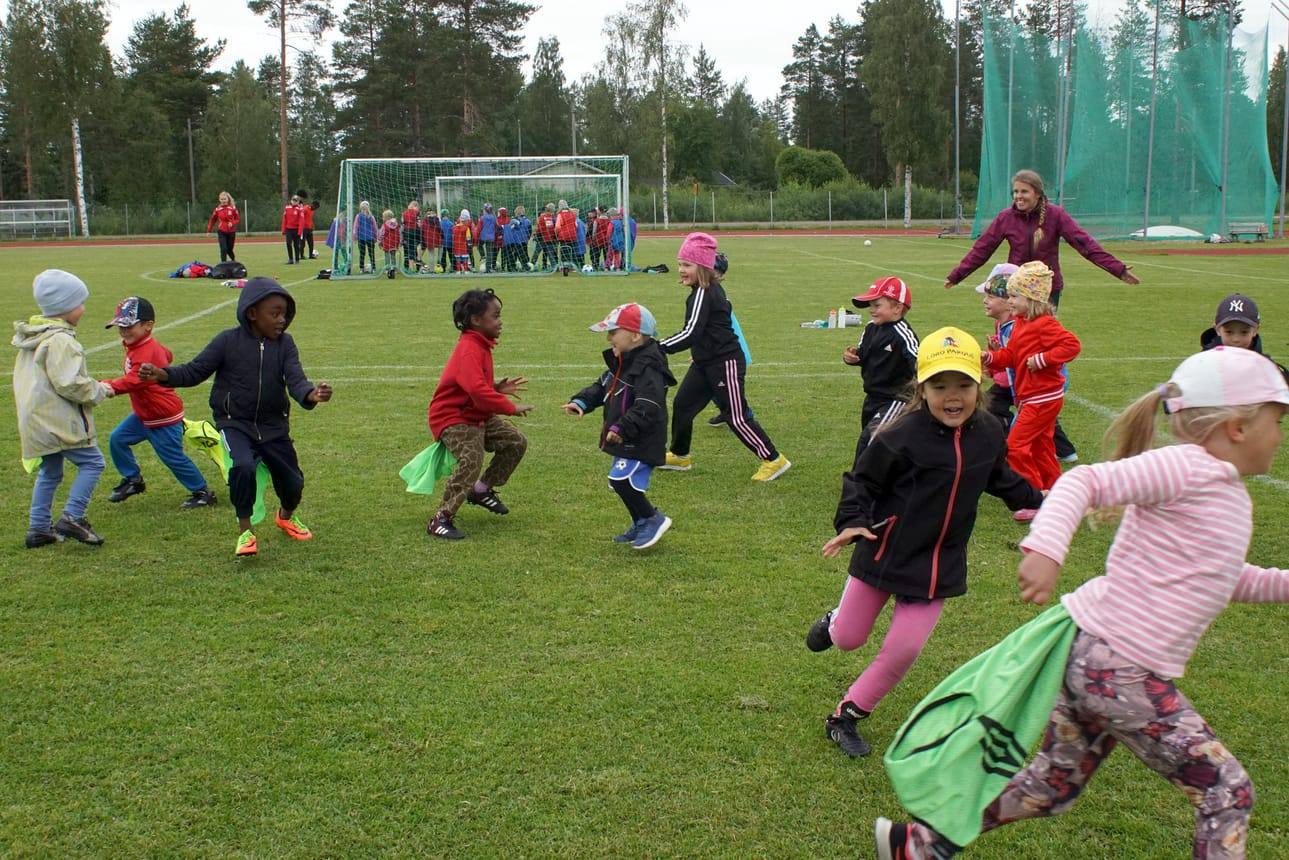 Lasten innostaminen likuntaan on Kurenpoikien jalkapallokoulun tärkein tavoite. Leikistä se lähtee, tietää takana oleva Teija Niemelä.