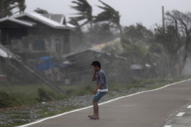 Mangkhut raivosi Baggaon kaupungissa Filippiinien Cagayanin alueella. KUVA: FRANCIS R. MALASIG/EPA