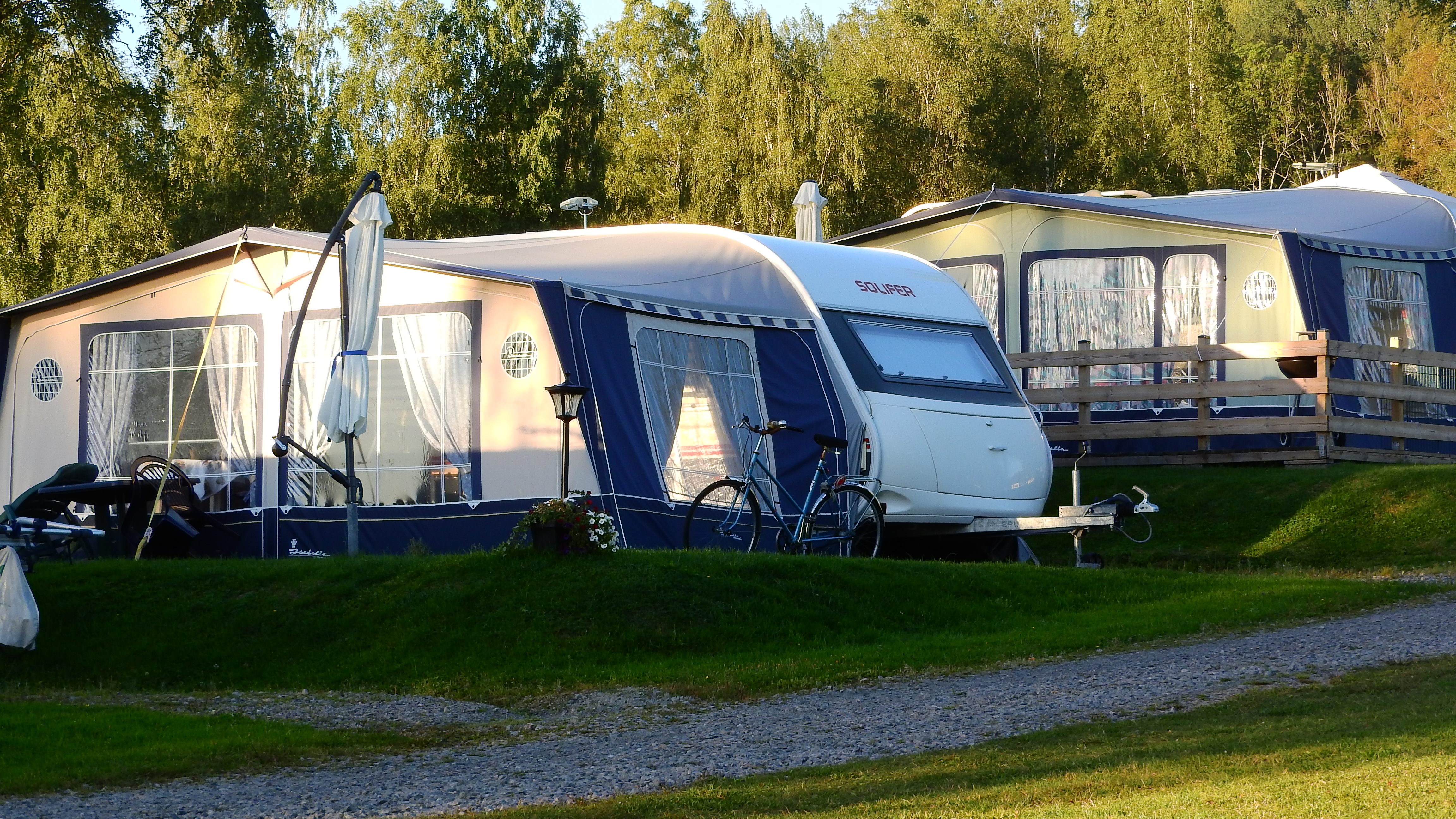 Karavaanari perustaa kodin sinne, minne pysäköi vaununsa.