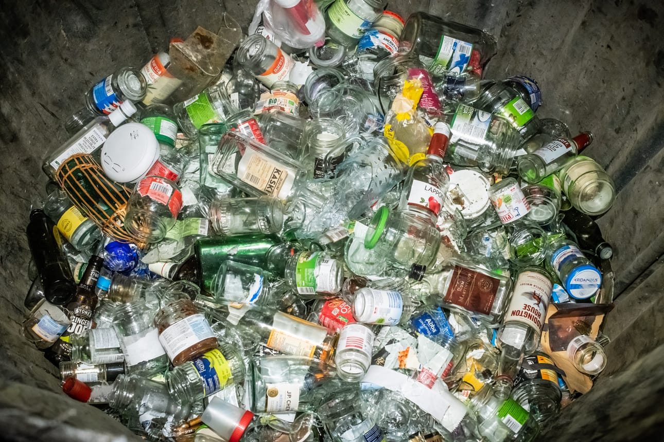 Lasinkeräykseen voi laittaa pullot ja purkit, mutta ei juomalaseja eikä lasisia kattilankansia. Lasisia viinapulloja voi toki keräykseen laittaa, mutta kannattavampaa ne on viedä takaisin kauppaan, jossa niistä maksetaan pantti.