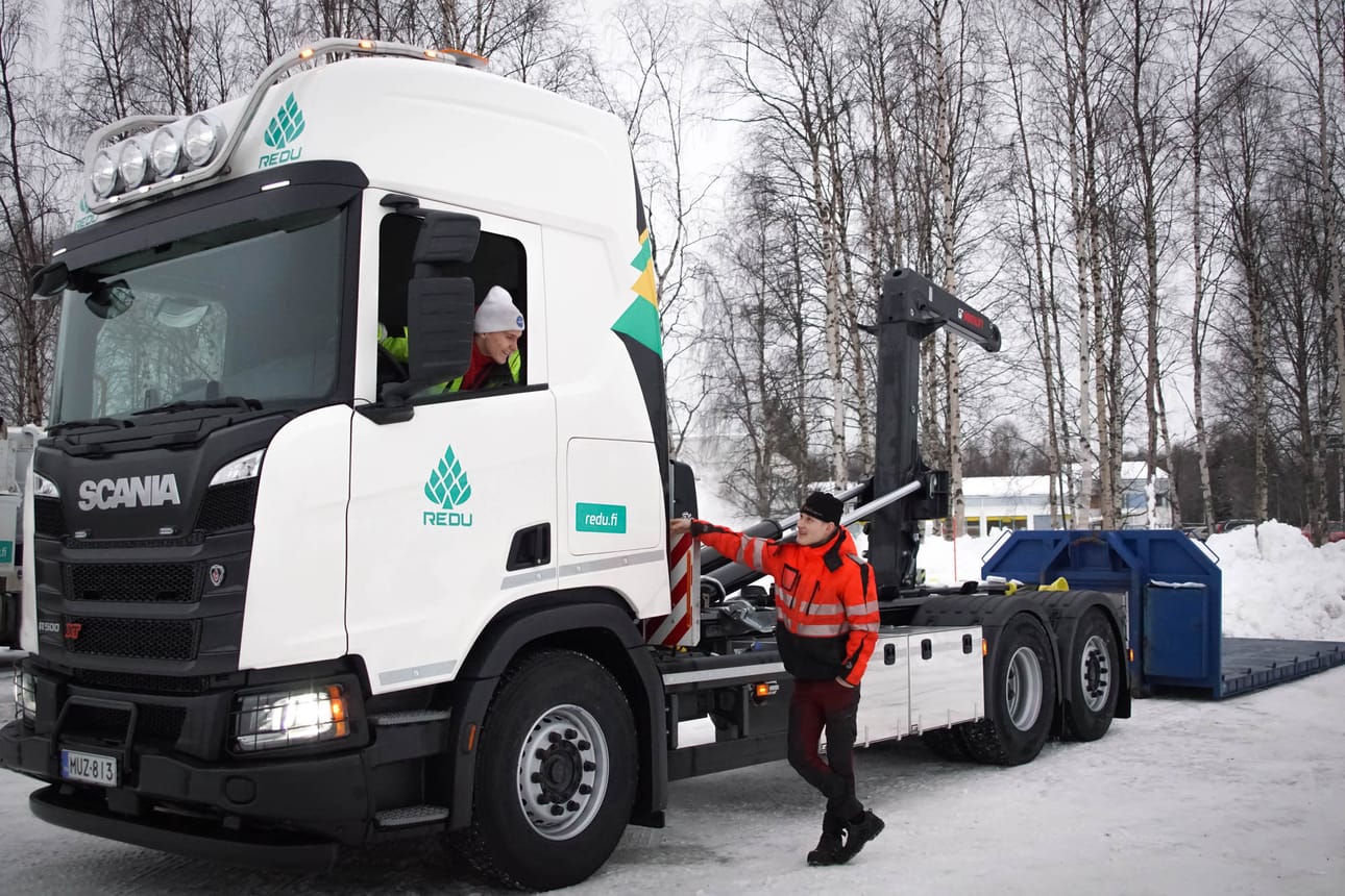 Logistiikan opiskelijat Tino Viik ja Jere Alaste harjoittelevat Kuljetuslogistiikan semifinaalikilpailua varten. Tähtäimenä on finaalipaikka Taitaja2020-kisassa.