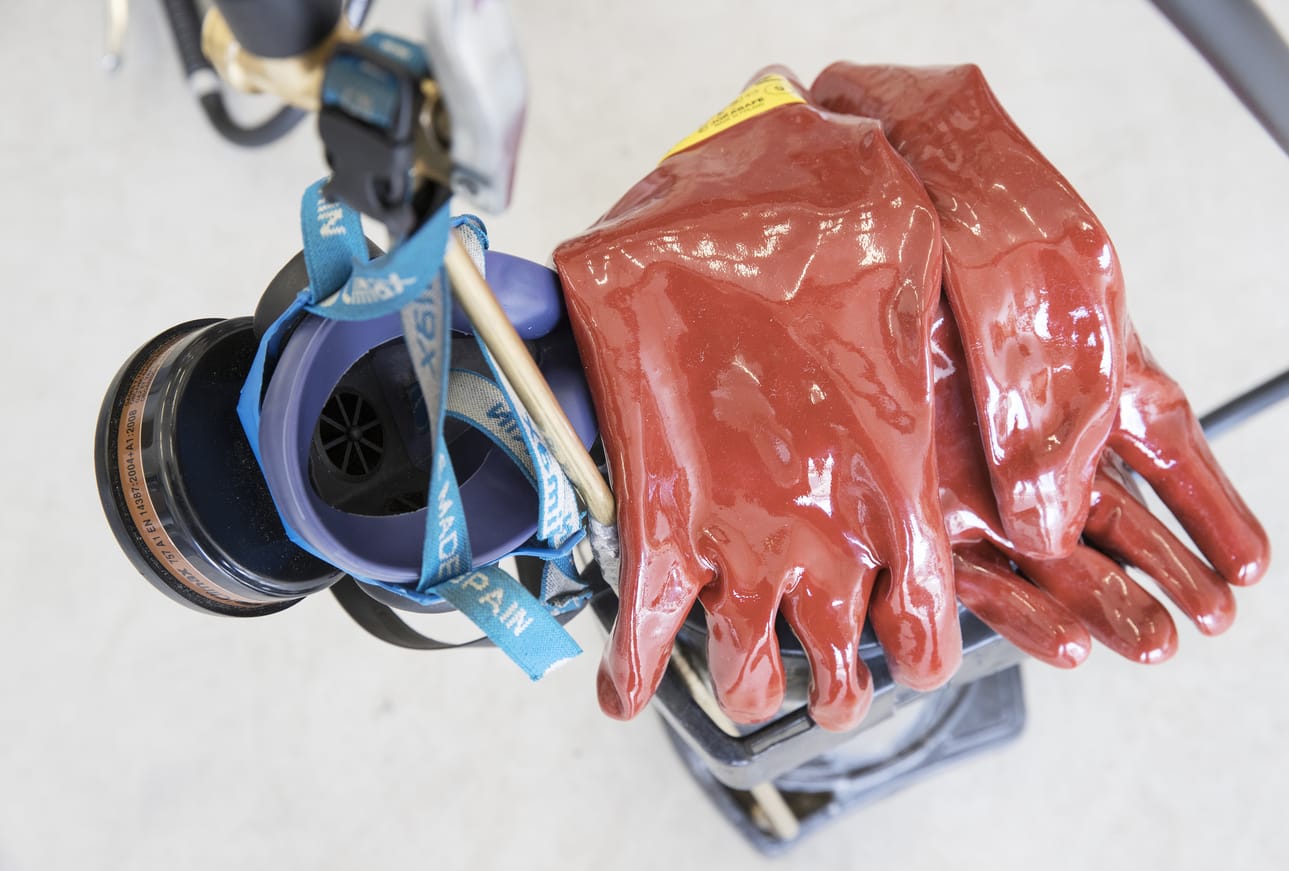 Tuholaistorjunnassa tarvitaan peittävät suojavarusteet.