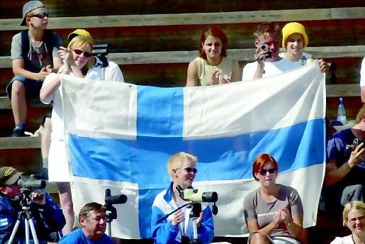 Naisten kunniaksi. Oulun monitoimi- eli pesäpallostadionin katsomossa Suomen lippu oli taljanaisten kunniaksi.