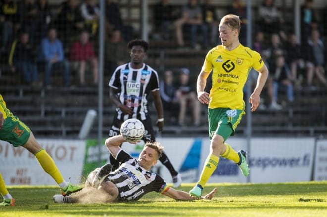 Parin viikon takaisessa pelissä VPS:n kapteeni Sebastian Strandvall taisteli pallon pois Ilveksen Niklas Jokelaisen ulottuvilta. KUVA: JUKKA RITOLA