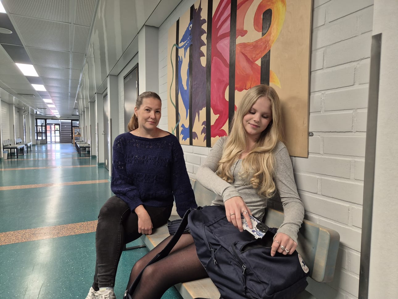 Koulupäivän alkaessa Kaika Nisonen, 15, sujauttaa tottuneesti kännykän reppuunsa. Englannin kielen opettaja Taija Ojanperä on tyytyväinen siihen, että kännykkäkielto koskee myös välitunteja.