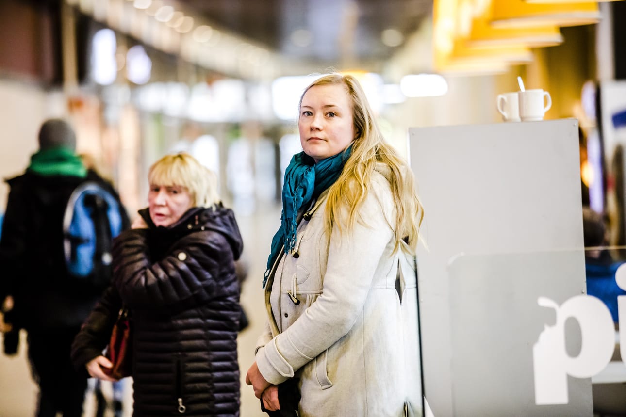Aiemmin sosiaalisia tilanteita jännittänyt Heli Hyvärinen vetää nykyään itse Jännittäjät-ryhmää.