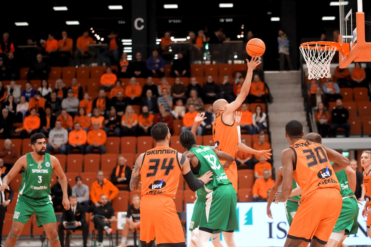 Karhun Cameron Jones nostaa kaksi pistettä.