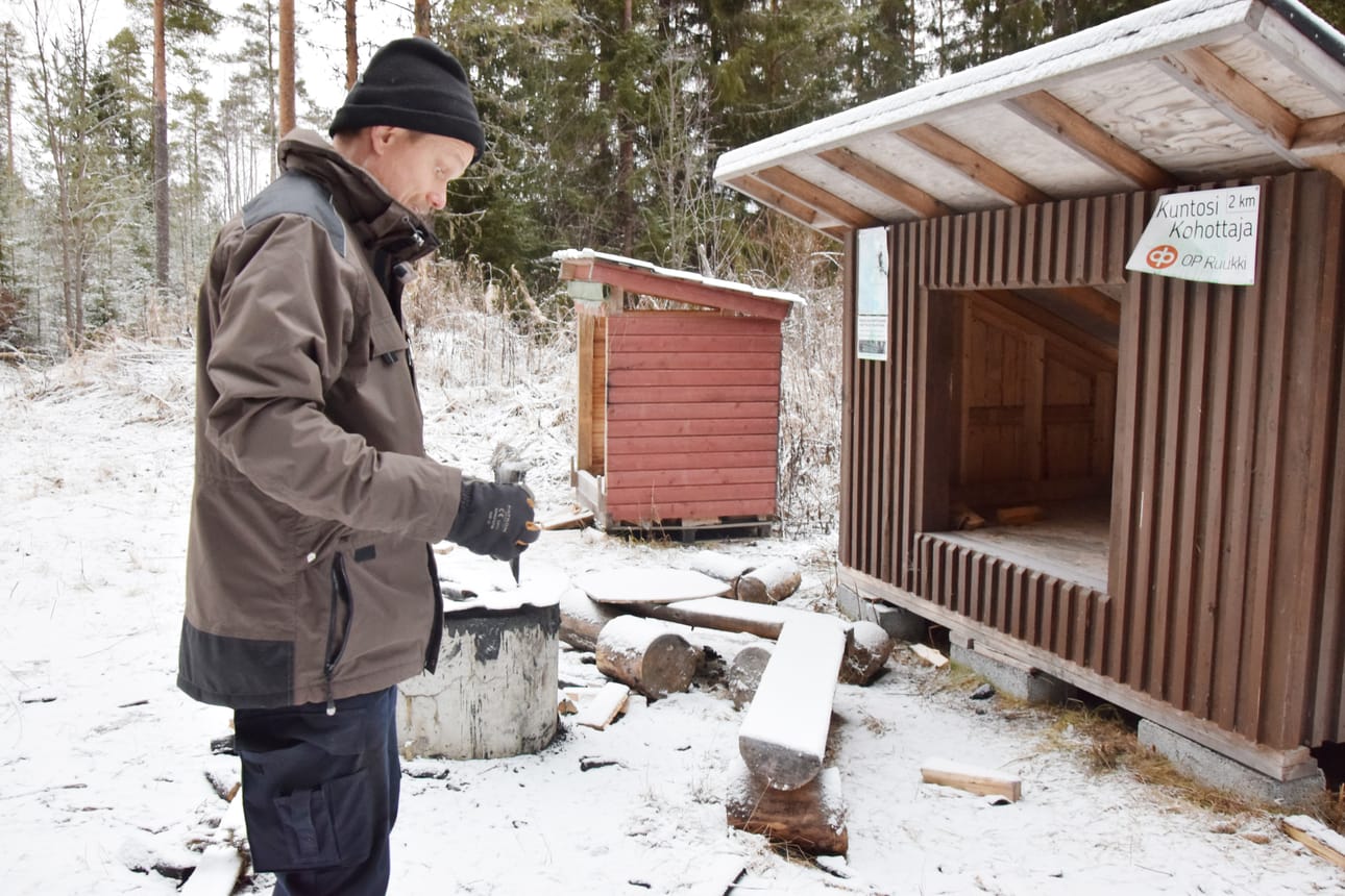 Paavolan kuntoradan varrella sijaitseva Laurisaaren laavu houkuttelee ilkivallan tekijöitä. Vielä laavu on onneksi pystyssä, mutta viime aikainen leireily on ollut jälkien perustella levotonta.