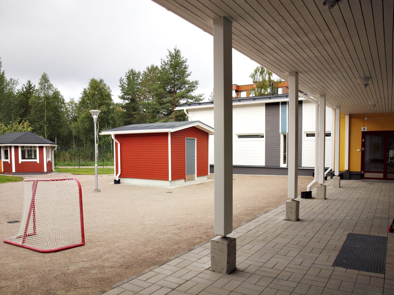 Uimahallin takana sijaitsevan Jyvälänpuiston päiväkodin piha-alue muuttui vastaamaan uusia vaatimuksia, joiden lisäksi henkilöstö sai lisää työtiloja.