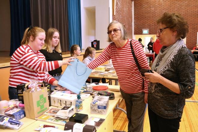 Anja Kaappola ja Sisko Ihamäki koettivat onneaan oppilaiden järjestämässä arvonnassa. Tiia Lemponen ja Heta Suomela antoivat palkinnon, jos onni suosi. KUVAT: ANU NAHKALA