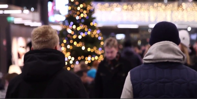 Flashmob yllätti Valkeassa - kuuntele, miltä kuulosti Maa on niin kaunis