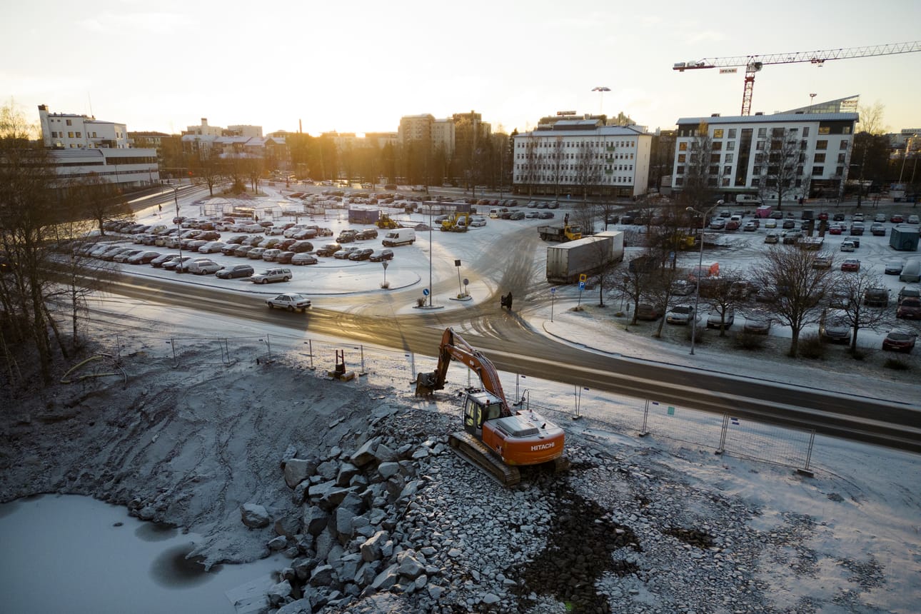 Ilkka-Pohjalaisen arkistokuvassa näkyy vanhan linja-autoaseman tontti, johon Wasa Station -hankkeen rakennuksia suunniteltiin. Hanketta suunniteltiin 10 vuotta, kunnes ajatuksesta luovuttiin vuonna 2023.