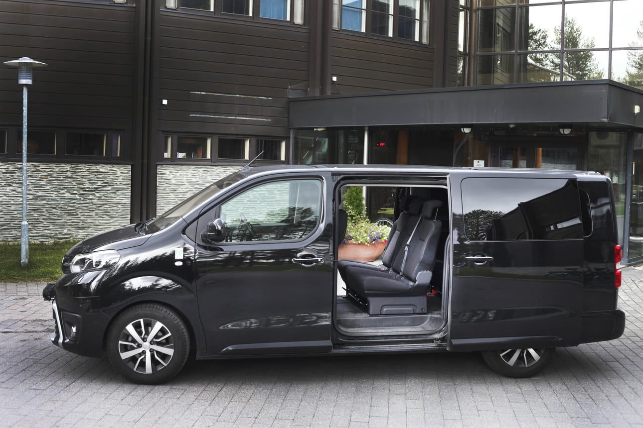 Toyota Proace Versoon on helppo astua sisään isojen sivuovien ansiosta.