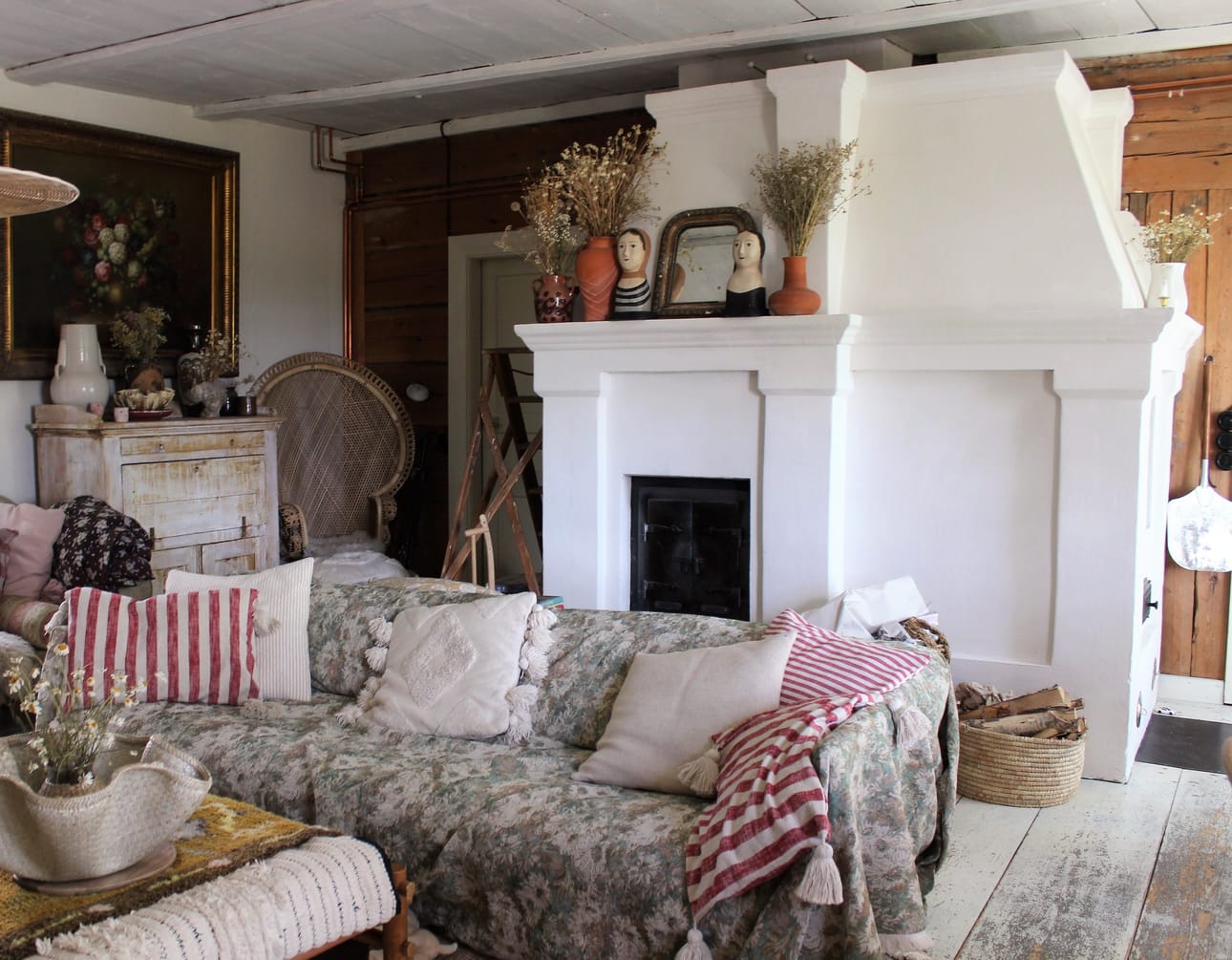 Takassa on ripaus ranskalaisuutta. Tulisijan teki Tapani Pitkäkoski Kärjenkoskelta.