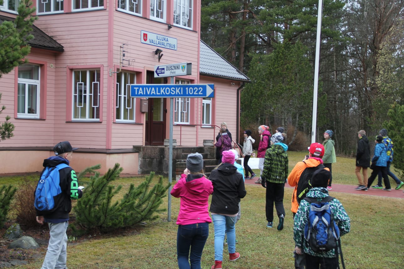 Kaukana kotoa. Olemme matkalla tapaamaan Taivalkosken ystävyyskunnan Illukan kunnanjohtajaa.