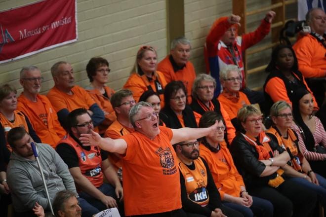 Karhu Basketilla oli suuri joukko kannattajia perjantaina Nokialla pelatussa Korisliigan neljännessä välieräottelussa. Kannattajat pääsivät juhlimaan joukkueensa voittoa, ja finaalipaikka on nyt Karhu Basketille katkolla sunnuntaina kotihallissa. KUVA: AAMULEHTI / OSSI AHOLA