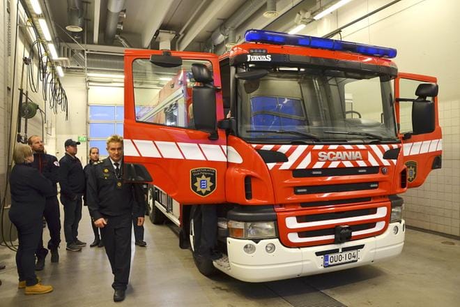 Jurvassa valmistettu säiliöauto luovutettiin Kurikan paloaseman käyttöön tiistaina. Pelastusjohtaja Harri Setälä oli enemmän kuin ylpeä siitä työstä mitä Jurvan paloasemalla osataan tehdä. Tekijöiden leima myös näkyy autossa. KUVAT: MARJUT HAAPANEN