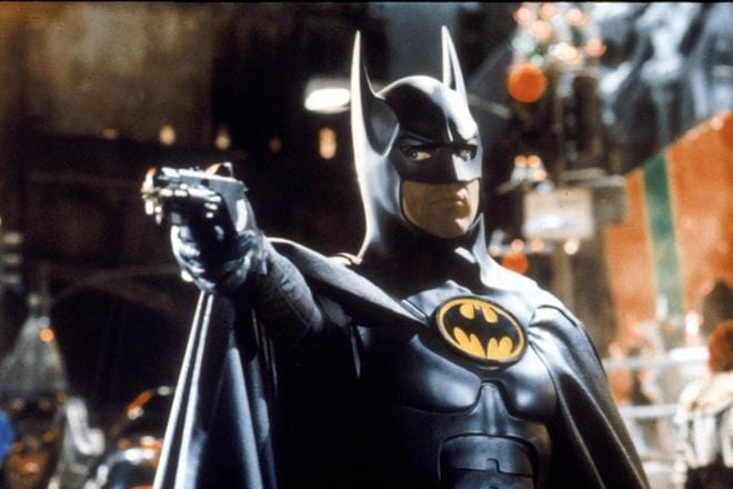 Tummasta Batman-toimintaseikkailusta tuli piinattujen sielujen eläinsatu, jossa yksinäinen Lepakko (Michael Keaton) kohtaa miesten pomotteluun kyllästyneen Kissan. KUVA: Sub