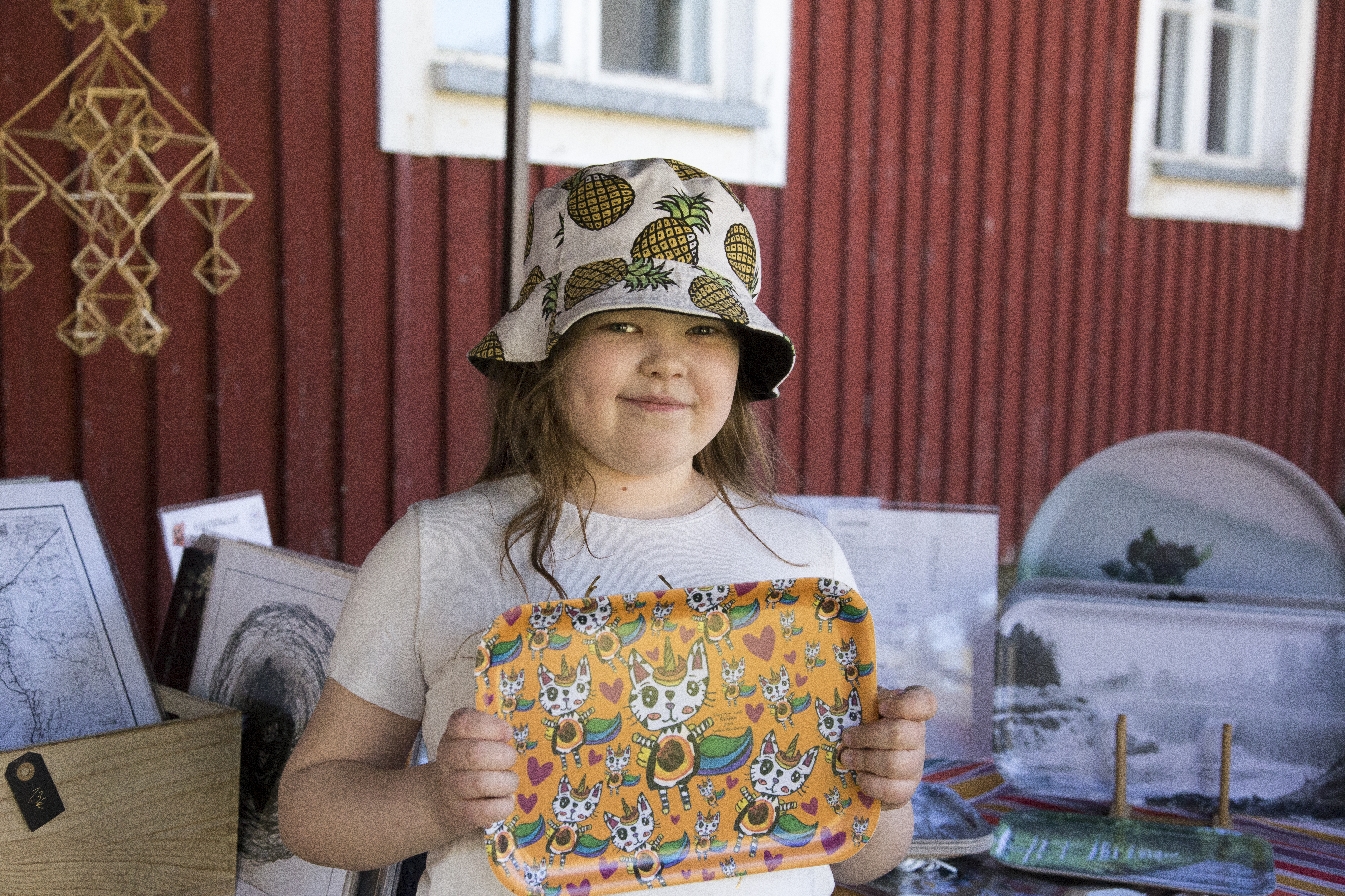 Anniina Hämäläinen ja hänen itse suunnittelemansa Unicorn Cat -tarjotin. Kissatarjotinta oli myynnissä Kuvanaisten kojulla.