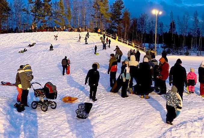 Siikajoen kylän Urheilumaassa järjestettiin laskiaistiistai-iltana tapahtuma, jossa arvioitiin käynneen noin 150 osallistujaa.