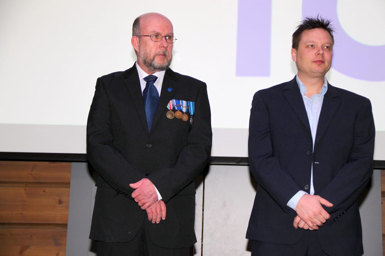 Keskiviikon itsenäisyysjuhlassa kukitettiin Pudasjärven kulttuuripalkinnon saajat. Kun Pudasjärvi Ruotsiin lähti -kirjahankkeen puolesta kukat vastaanotti Juha Hagelberg (vas.) ja Eput Pudiksella -tapahtuman puolesta lavalle asteli Janne Soronen.