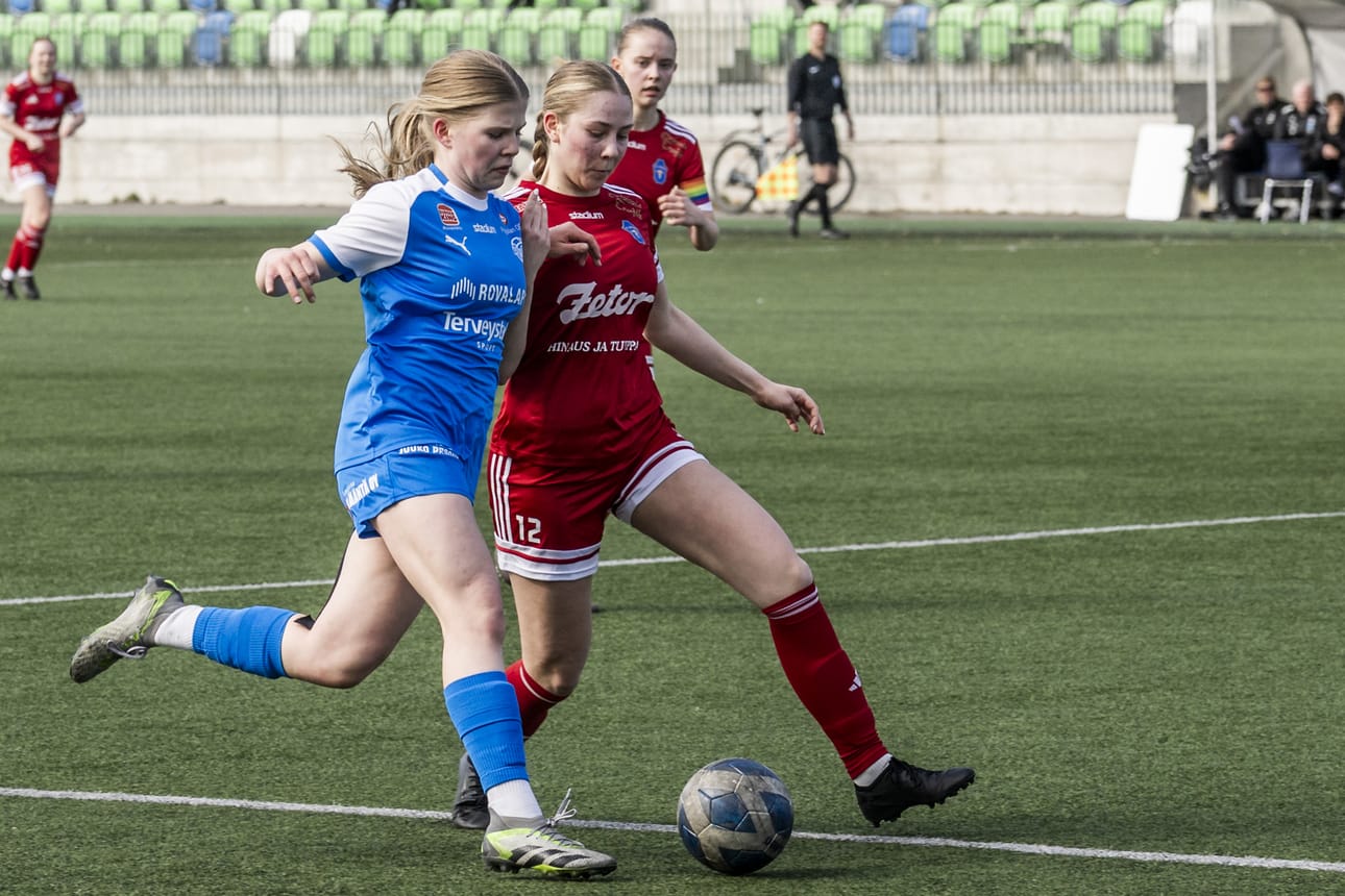 RoPSin Matleena Seitamaa ja FC Sport Akatemian Venla Norrena.