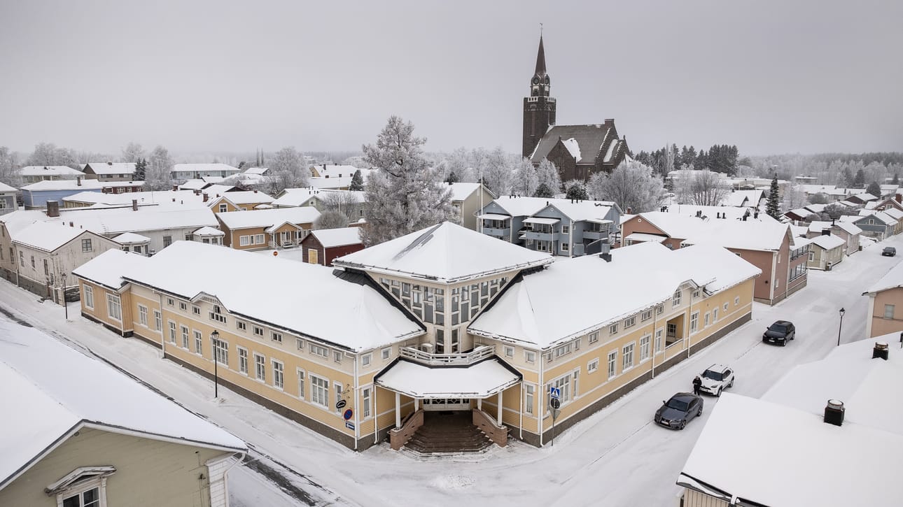 Toimintakeskus Kreivinaika Brahenkadun ja Reiponkadun kulmauksessa on yksi Raahen Hoivatalot Oy:n omistukseen siirtyvistä kaupungin kiinteistöistä. Kreivinajan käyväksi arvoksi on arvioitu 200 000 euroa.
