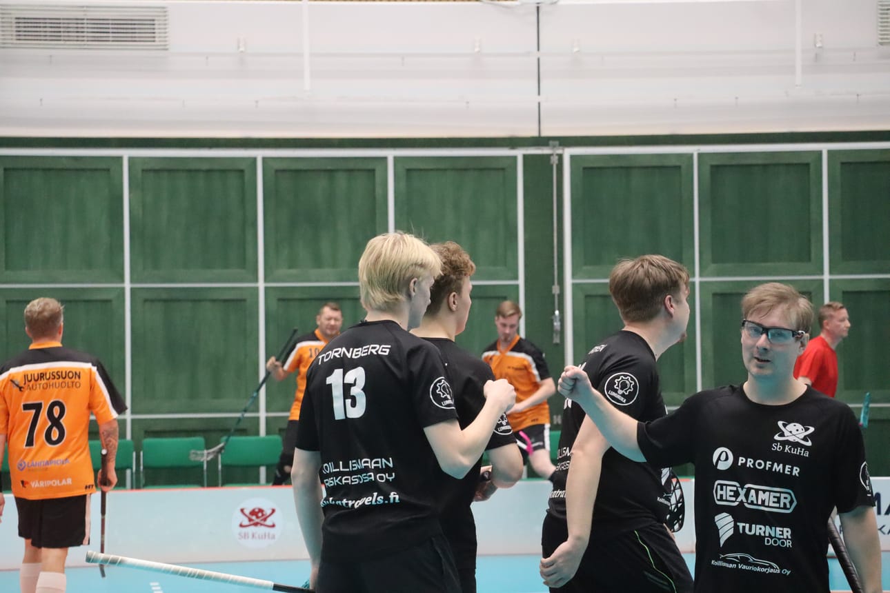 SB KuHan pelaajat juhlivat Benjami Tornbergin (13) viimeistelemää joukkueensa avausmaalia sunnuntain turnauksessa.