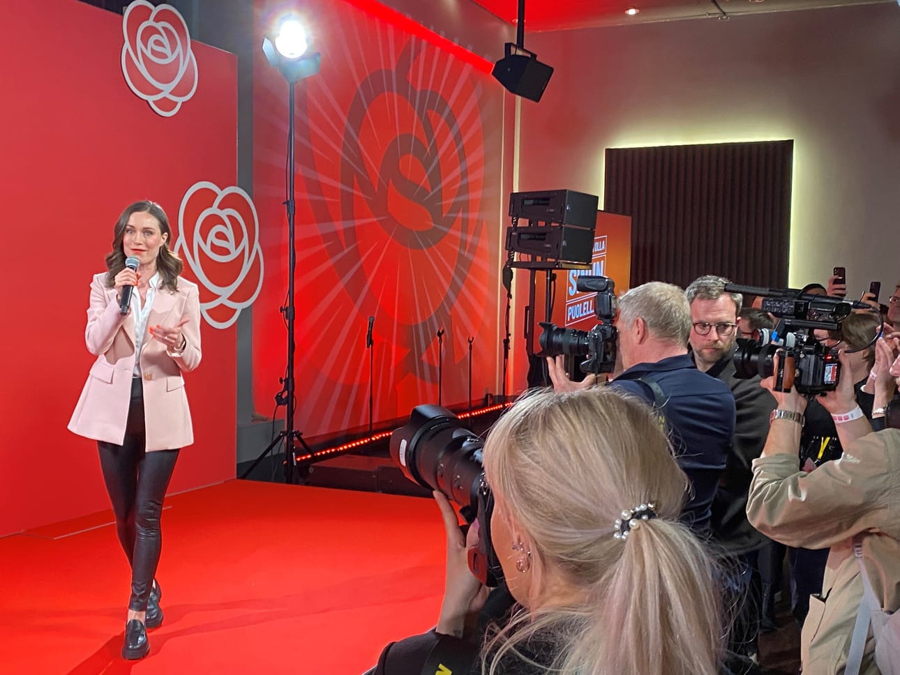SDP:n puheenjohtaja, pääministeri Sanna Marin vaalivalvojaisissa alkuillasta Helsingissä.