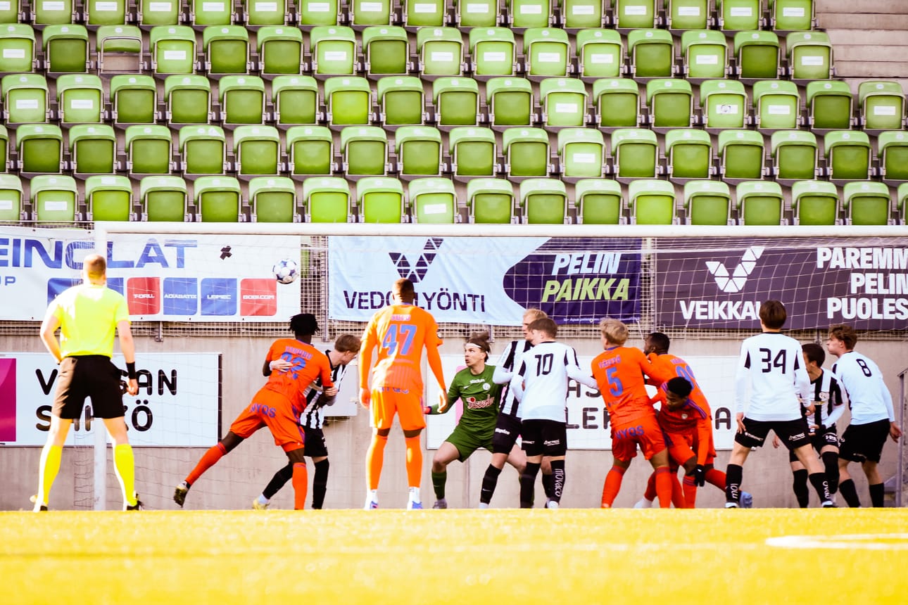 Sayibu Yakubu (nro 32, kuvassa selin) teki puolet Seinäjoen Jalkapallokerhon maalisaaliista Suomen cupin 4. kierroksen ottelussa Vaasassa tiistaina. SJK-pelaajista kuvassa selin myös Muhammed Suso ja Oskari Väistö.