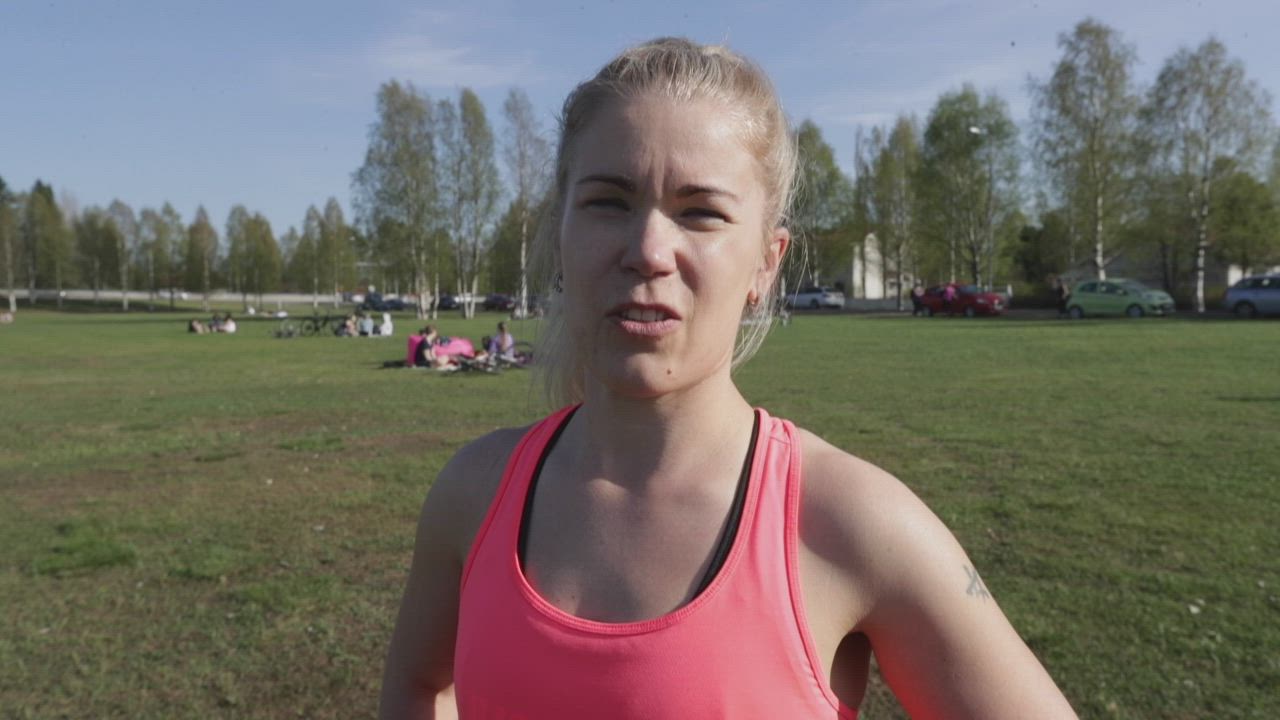 Värtön rannassa kokoonnuttiin kahvakuulailemaan - katso vinkkejä kotitreeniin