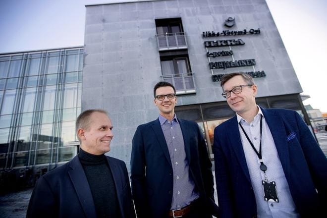 Jussi Töyrylä, Timo Ranta ja Olli Pirhonen julkistivat tiistaina Kuortaneen urheiluopiston ja I-Medioiden yhteistyösopimuksen. KUVA: JAAKKO ELENIUS
