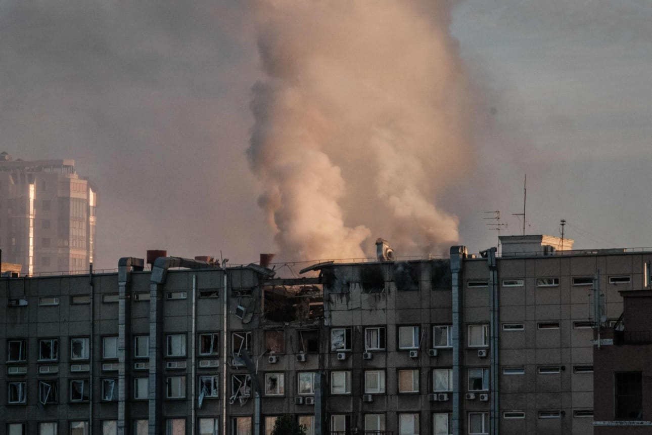 Savua nousi kerrostalosta Kiovassa maanantaina. LEHTIKUVA/AFP