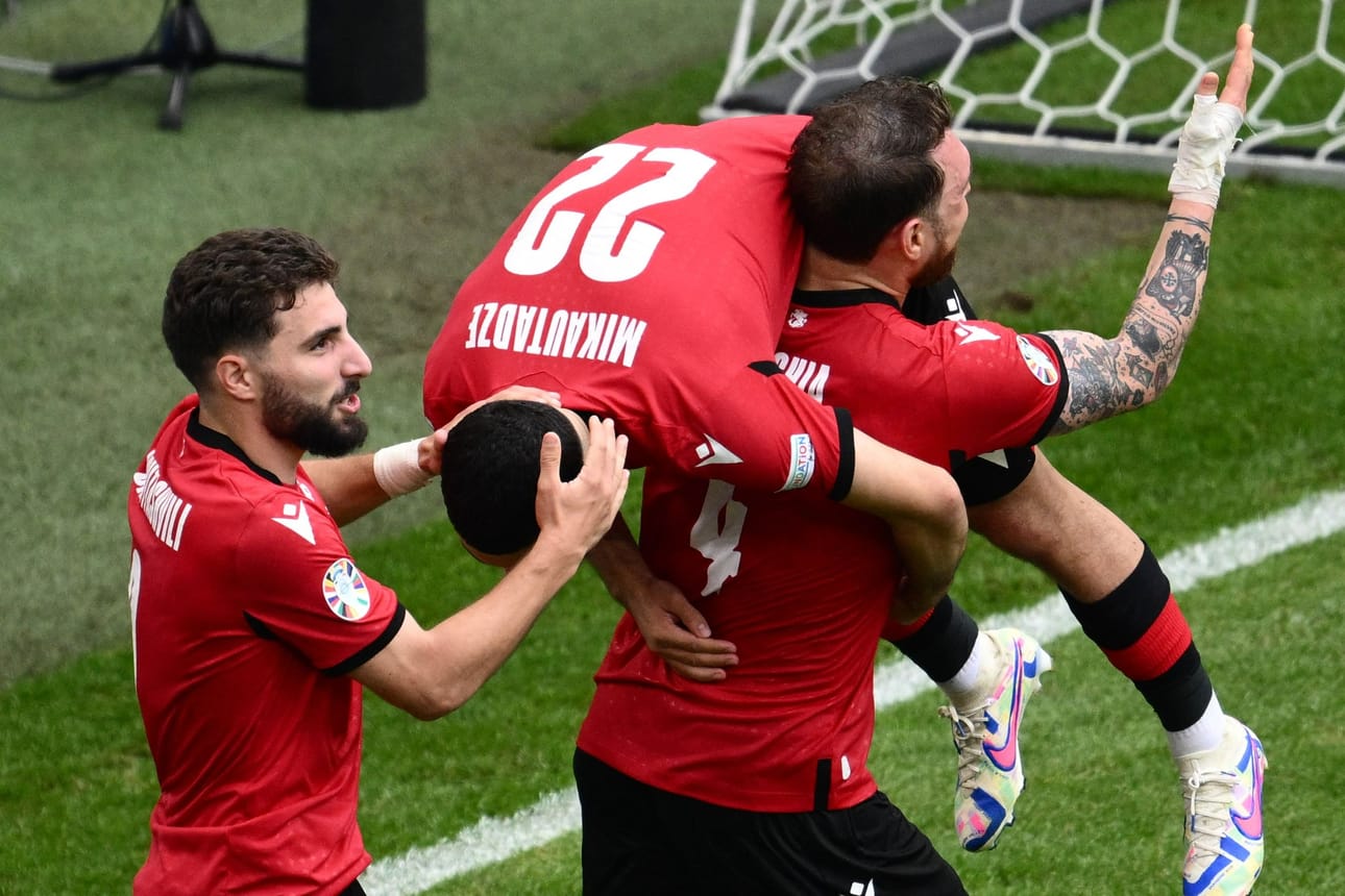 Georgian pelaajat juhlivat maalia Tshekkiä vastaan ottelussa. joka päättyi 1 -1. LEHTIKUVA/AFP