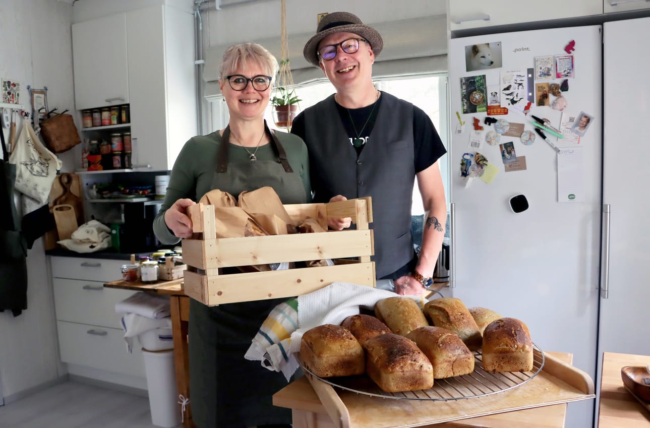 Niina ja Marko Mäntymies lanseerasivat Kuortaneelle hapanjuurituotteisiin erikoistuneen kotileipomon. Leipää valmistuu epäsäännöllisen säännöllisesti itse tehdyn hapanjuuren ehdoilla.