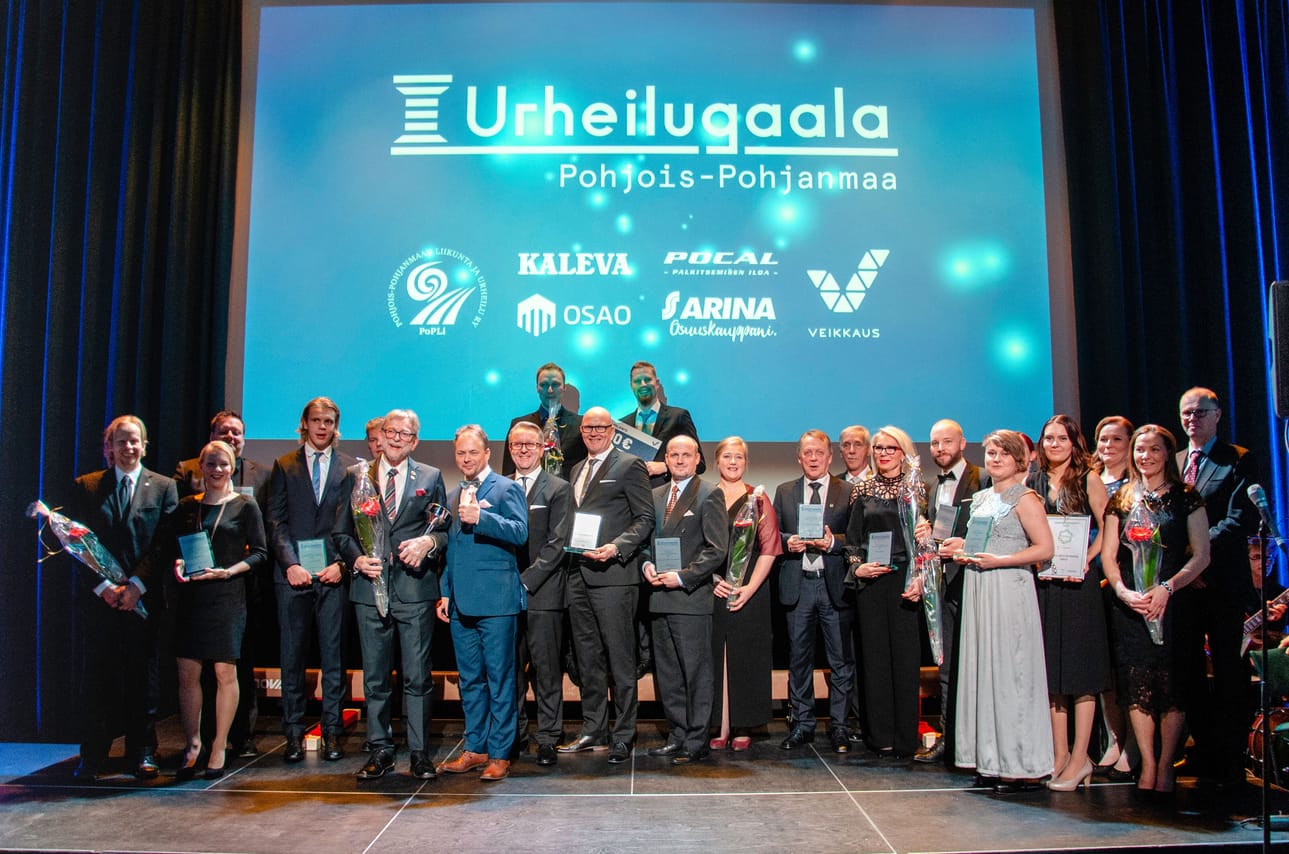 Palkitut yhteiskuvassa perjantai-iltana.