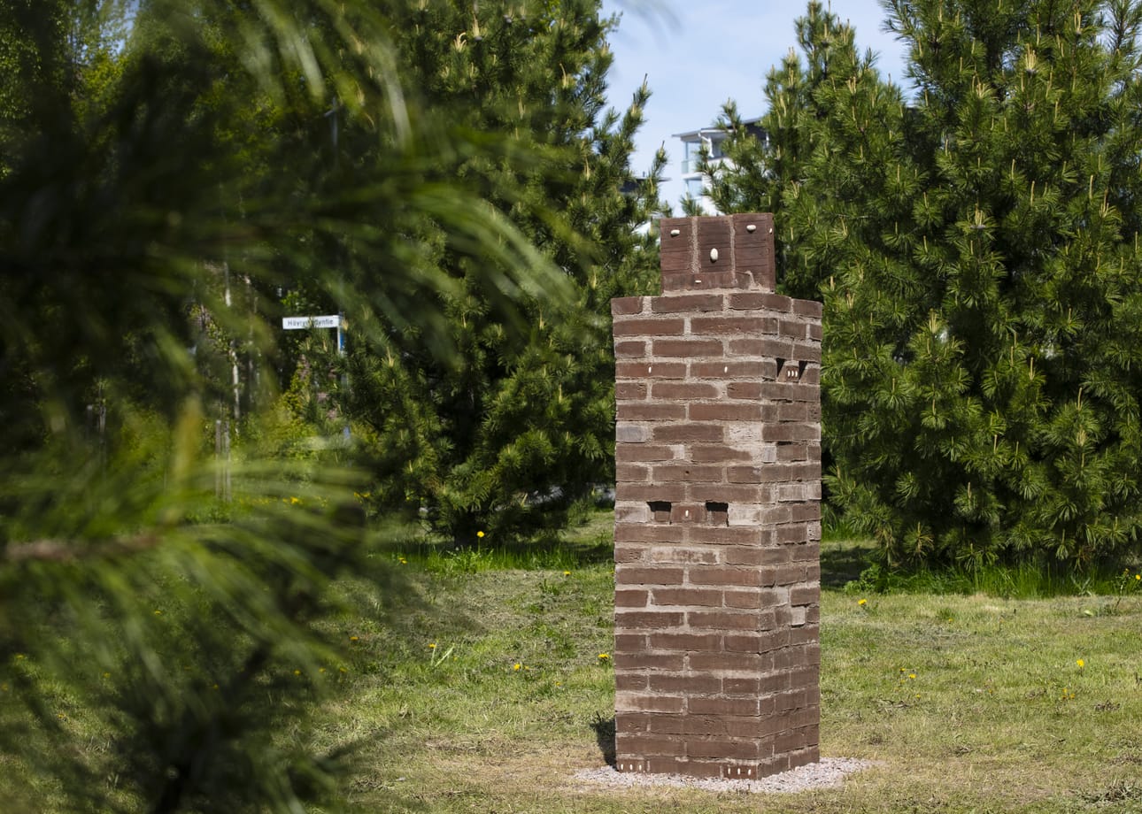 Carl Fredrik Emrikin Hiljainen puistonvartija seisoo Tervaporvarintiellä Toppilansalmessa vanhan hirsitalon ja uusien kerrostalokortteleiden välissä. Tiiliveistos yhdistää ympäristössään historian ja nykyhetken.