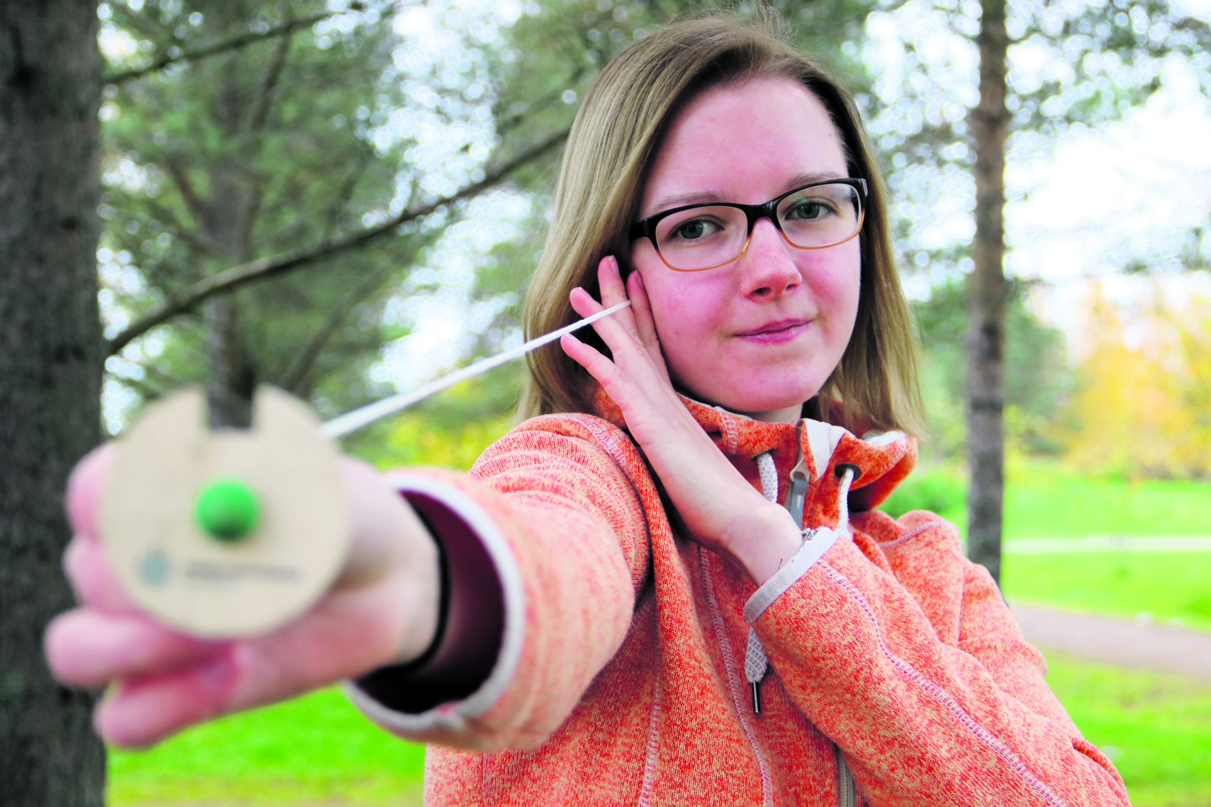 Relaskooppia käytetään metsän mittaukseen ja arviointiin. Heli Hongistolle työväline on tuttu jo ensimmäisistä metsätaitokisoista, joihin hän osallistui 12-vuotiaana.