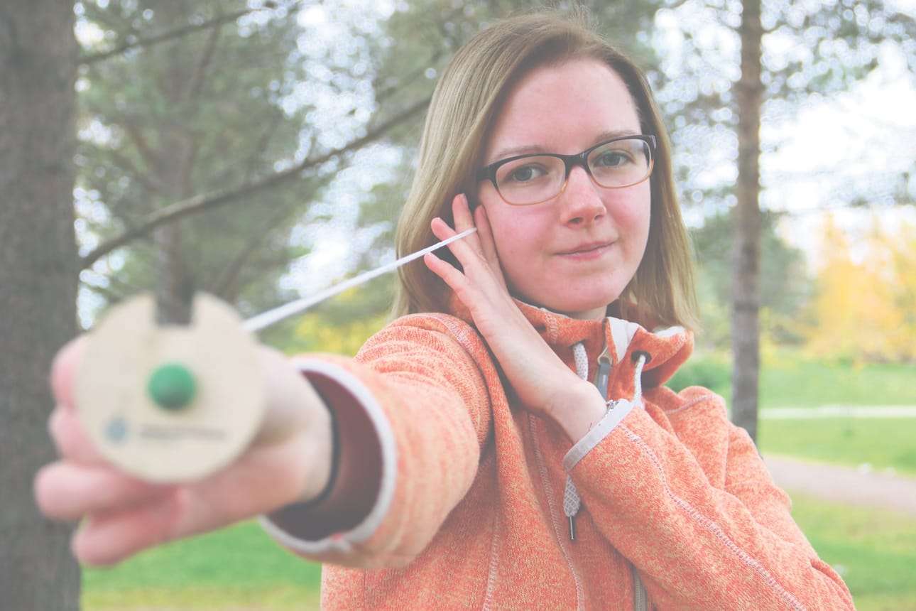 Relaskooppia käytetään metsän mittaukseen ja arviointiin. Heli Hongistolle työväline on tuttu jo ensimmäisistä metsätaitokisoista, joihin hän osallistui 12-vuotiaana.