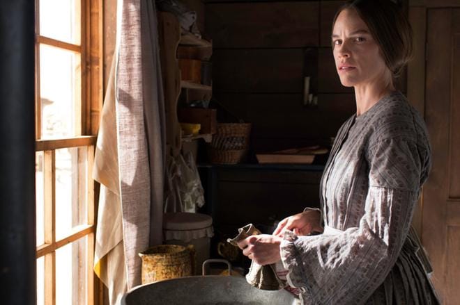 Homesmanissa Mary Bee Cuddy (Hilary Swank) on sisukas nainen uudisraivauksen ajoilta. KUVA: Hero