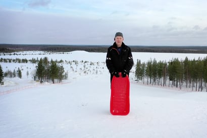 Tässä on Lapin hulppein pulkkamäki, jonka rakensi myös revontuli-iglun prototyypin keksijä Pentti Lohi, 76 – Etelä-Suomessa mäki menisi laskettelurinteestä