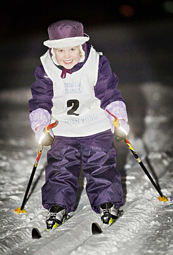 Sanni Anttila, 4, lykki itsensä nuorimpien sarjan voittajaksi. Nuoresta iästään huolimatta hän on käynyt Tyrnävän Ahmojen hiihtokoulua jo kaksi talvea, ja oli riemuissaan ladulle pääsemisestä pitkän pakkaskauden jälkeen.