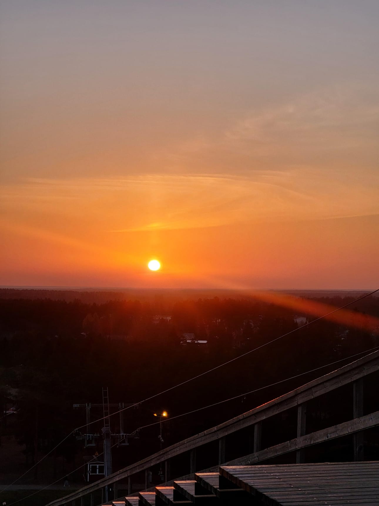 Golden hour. Kultainen iltarusko kuvattuna Kempeleen Köykkyrin huipulta 22. lokakuuta.