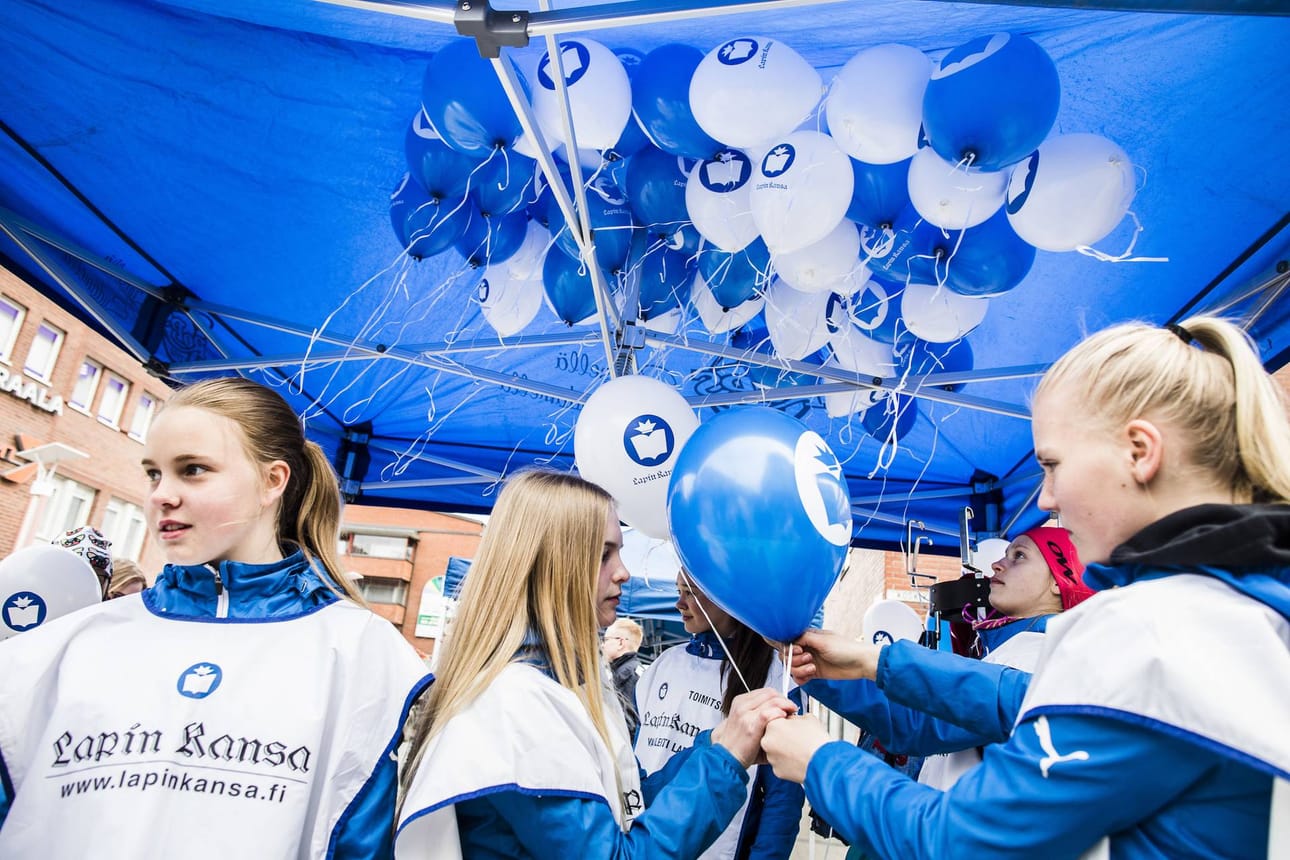 RoPsin B1-tytöt hoitivat ilmapallojen jakelun.