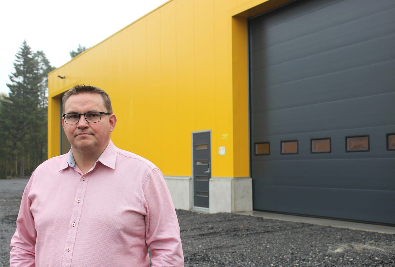 Jari Pitkäranta valittiin Puucompin toimitusjohtajaksi. - En osannut riittävän jämäkästi kieltäytyä, hän naurahtaa yhtiön uusimman rakennuksen edustalla. Uudessa rakennuksessa on lisää varastotilaa.