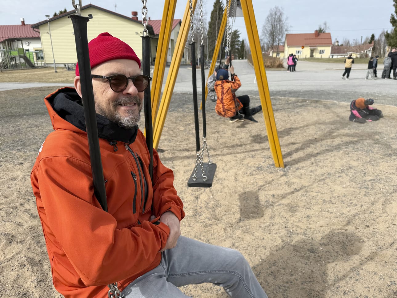 Ilmo Salmela totuttautuu ajatukseen, että ensi syksynä alkaa uusi aikakausi. Eläkkeelle jäävä opettaja ei aio jäädä lepäilemään laakereilla. – Jonkinlainen päiväjärjestys pitää olla. Aamulla herätään ihmisten aikaan, eikä yötä kukuta hereillä, Salmela suunnittelee.