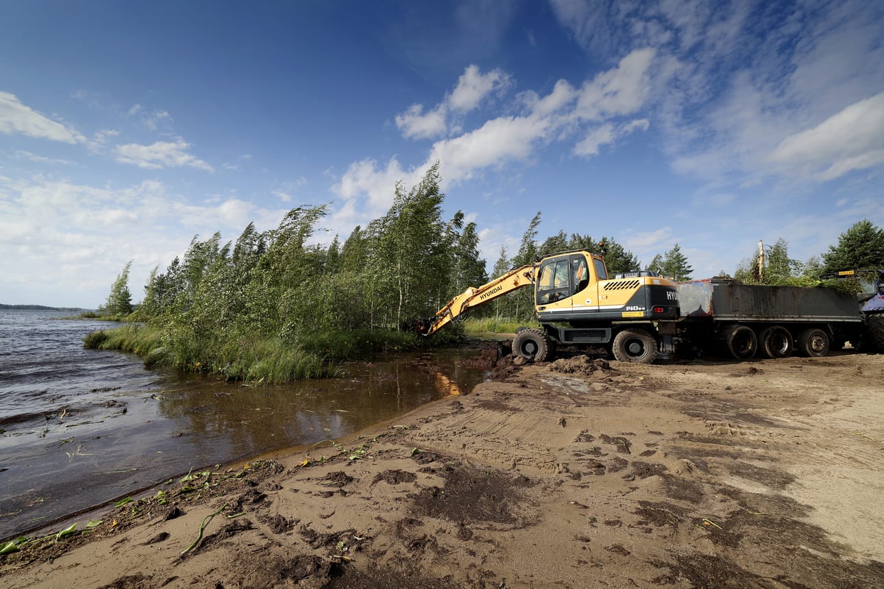 Kymmenen jälkeen tiistaina aamupäivällä Seilanti-turvesaarta oli ajettu kaivinkoneen kuljettajan arvion mukaan 30 kuormaa.