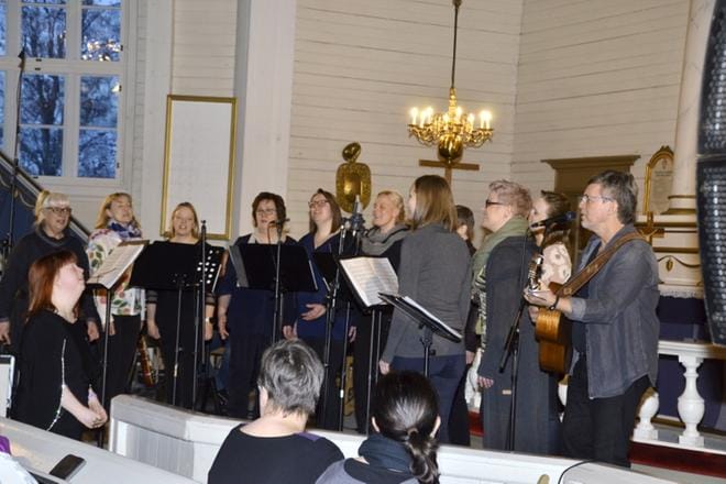 Missioillassa esiintyi Ylistysryhmä Soihtu Ari Anttilan johdolla ja muusikko Pekka Simojoki lauloi omia sävellyksiään. KUVA: MARKKU TURPELA