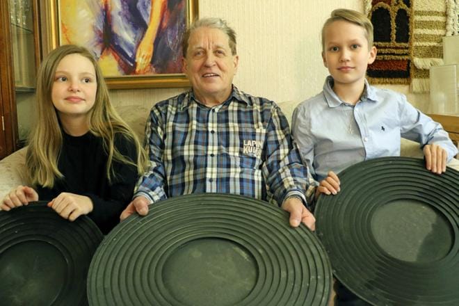 Pentti Hongiston lapsenlapset Minea ja Niklas Hongisto ovat olleet isoisänsä kullanhuuhdontaopissa, ja menestyneetkin jo alan kisoissa. Vaskooleja on monenlaisia, ja kuvassa näkyvät muoviset porrasmaiset kilpavaskoolit ovat yksi malli. Jotkut teroittavat vaskoolin portaiden reunoja. KUVA: JORMA HAVULA